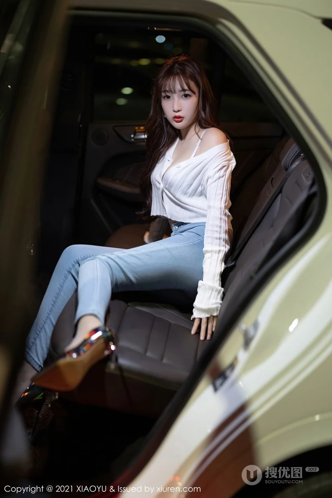 气质时尚女生小姐姐林星阑紧身白衫牛仔裤街拍与车拍柔美有女人味套图
