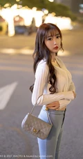 气质时尚女生小姐姐林星阑紧身白衫牛仔裤街拍与车拍柔美有女人味套图
