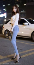 气质时尚女生小姐姐林星阑紧身白衫牛仔裤街拍与车拍柔美有女人味套图