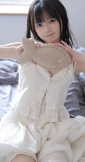 仙女气质满满的甜美可爱白裙少女居家慵懒午后时光写真图片