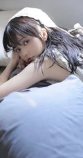 仙女气质满满的甜美可爱白裙少女居家慵懒午后时光写真图片