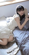 仙女气质满满的甜美可爱白裙少女居家慵懒午后时光写真图片