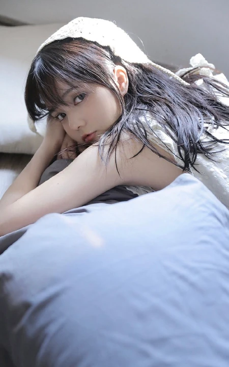 仙女气质满满的甜美可爱白裙少女居家慵懒午后时光写真图片