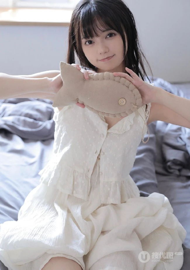 仙女气质满满的甜美可爱白裙少女居家慵懒午后时光写真图片