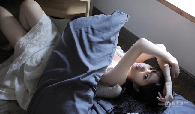 仙女气质满满的甜美可爱白裙少女居家慵懒午后时光写真图片