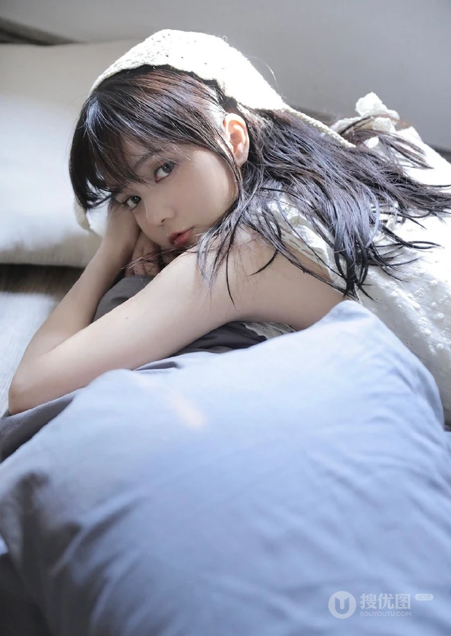 仙女气质满满的甜美可爱白裙少女居家慵懒午后时光写真图片