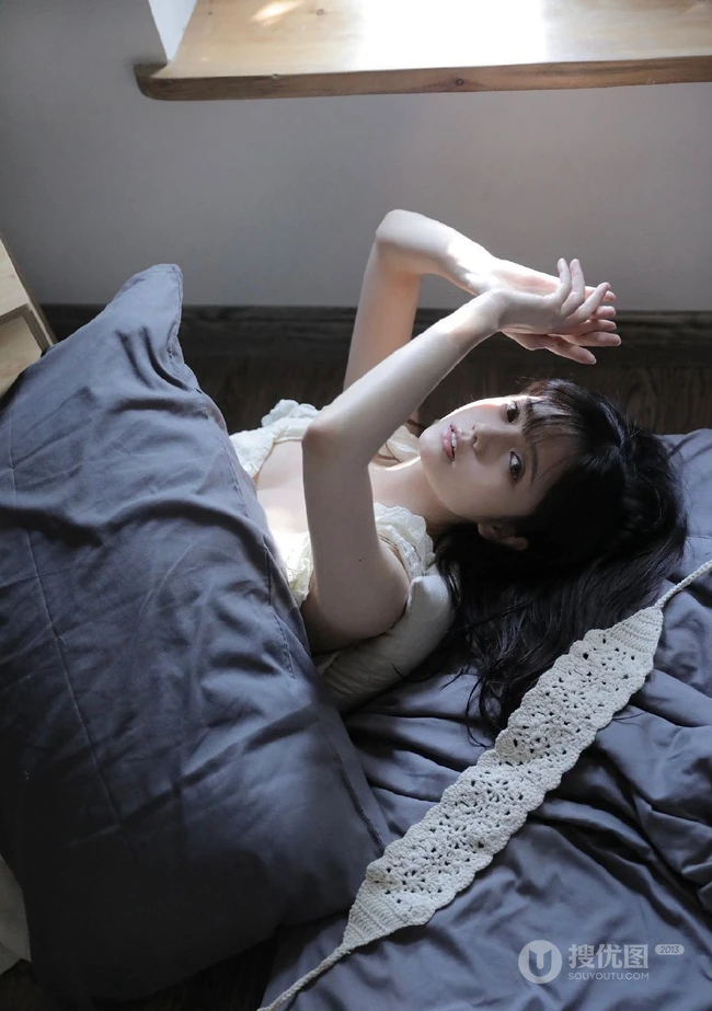 仙女气质满满的甜美可爱白裙少女居家慵懒午后时光写真图片