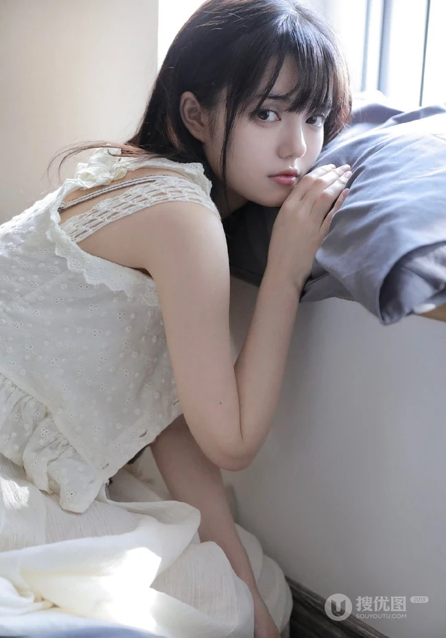 仙女气质满满的甜美可爱白裙少女居家慵懒午后时光写真图片
