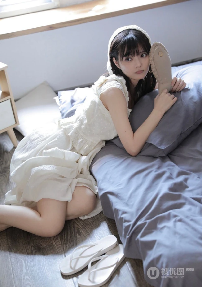 仙女气质满满的甜美可爱白裙少女居家慵懒午后时光写真图片