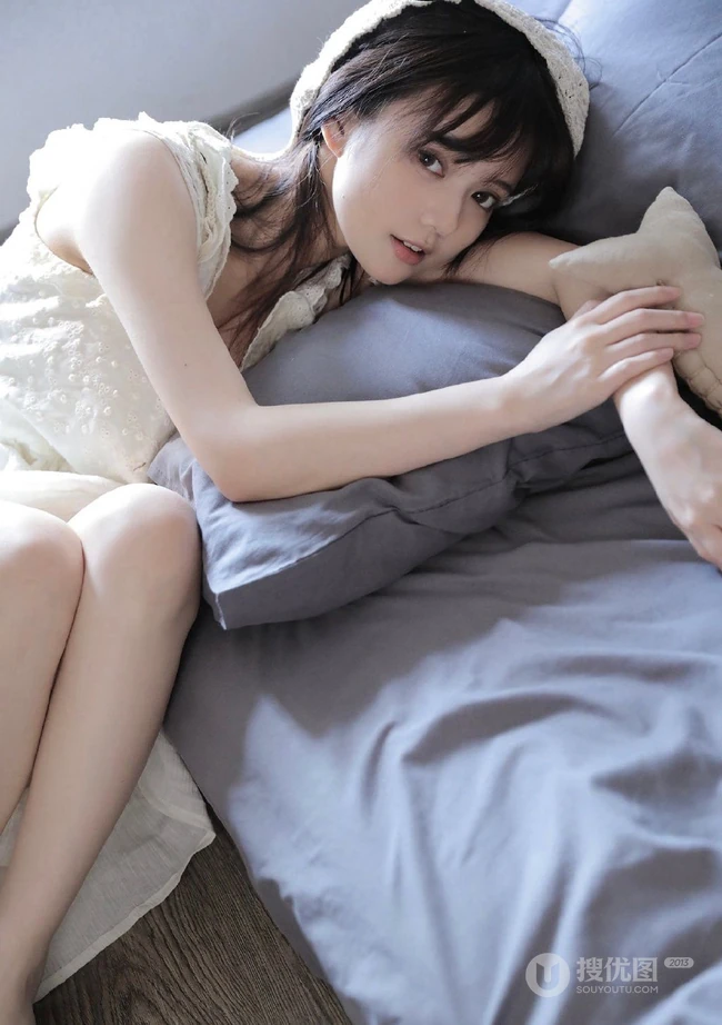仙女气质满满的甜美可爱白裙少女居家慵懒午后时光写真图片
