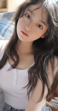 温柔的宝藏女孩，大眼睛，双眼皮温婉少女紧身白衣牛仔裤居家聊赖写真图片