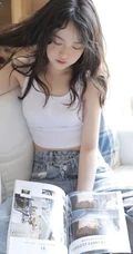 温柔的宝藏女孩，大眼睛，双眼皮温婉少女紧身白衣牛仔裤居家聊赖写真图片