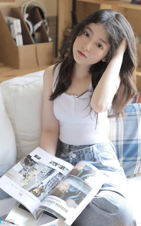 温柔的宝藏女孩，大眼睛，双眼皮温婉少女紧身白衣牛仔裤居家聊赖写真图片