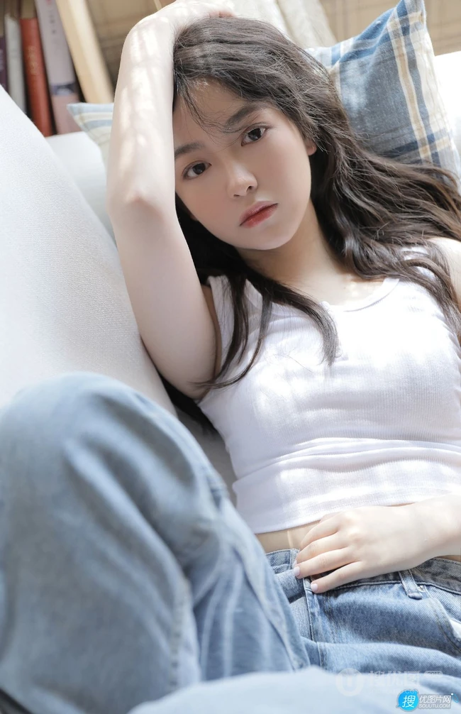 温柔的宝藏女孩，大眼睛，双眼皮温婉少女紧身白衣牛仔裤居家聊赖写真图片