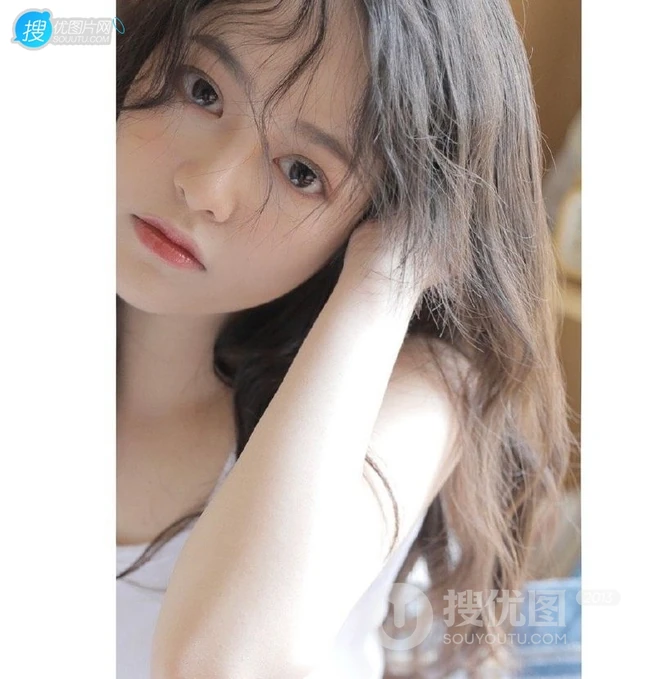 温柔的宝藏女孩，大眼睛，双眼皮温婉少女紧身白衣牛仔裤居家聊赖写真图片
