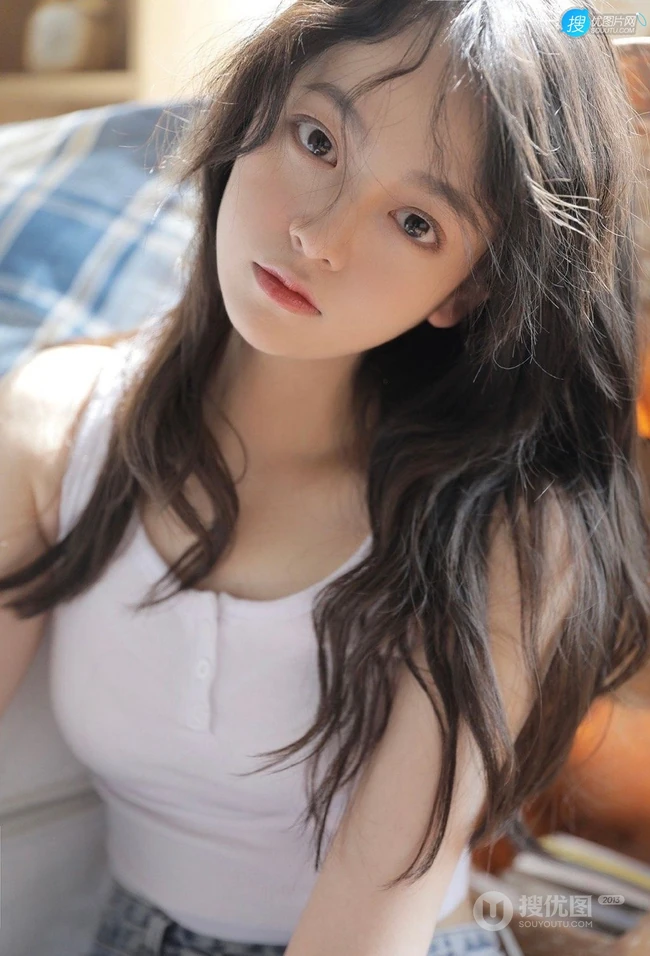 温柔的宝藏女孩，大眼睛，双眼皮温婉少女紧身白衣牛仔裤居家聊赖写真图片