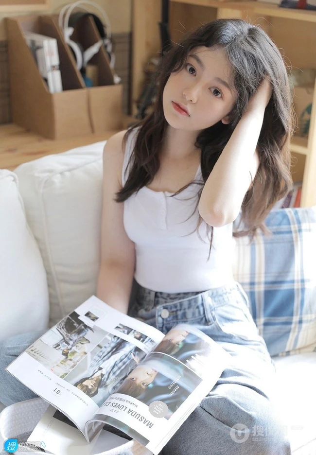 温柔的宝藏女孩，大眼睛，双眼皮温婉少女紧身白衣牛仔裤居家聊赖写真图片