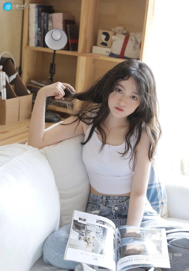 温柔的宝藏女孩，大眼睛，双眼皮温婉少女紧身白衣牛仔裤居家聊赖写真图片