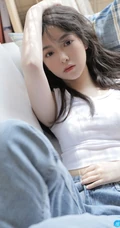 温柔的宝藏女孩，大眼睛，双眼皮温婉少女紧身白衣牛仔裤居家聊赖写真图片