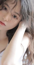 温柔的宝藏女孩，大眼睛，双眼皮温婉少女紧身白衣牛仔裤居家聊赖写真图片