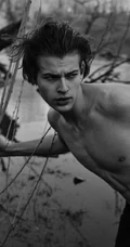 米兰时装男模Bastien De Bels户外沼泽地绿叶中裸身黑白写真图片