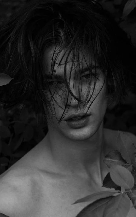 米兰时装男模Bastien De Bels户外沼泽地绿叶中裸身黑白写真图片
