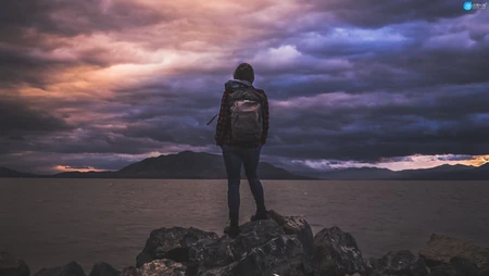 站在海边礁石上的欧美女人背影 旅行、远行、背包客、唯美壁纸图片