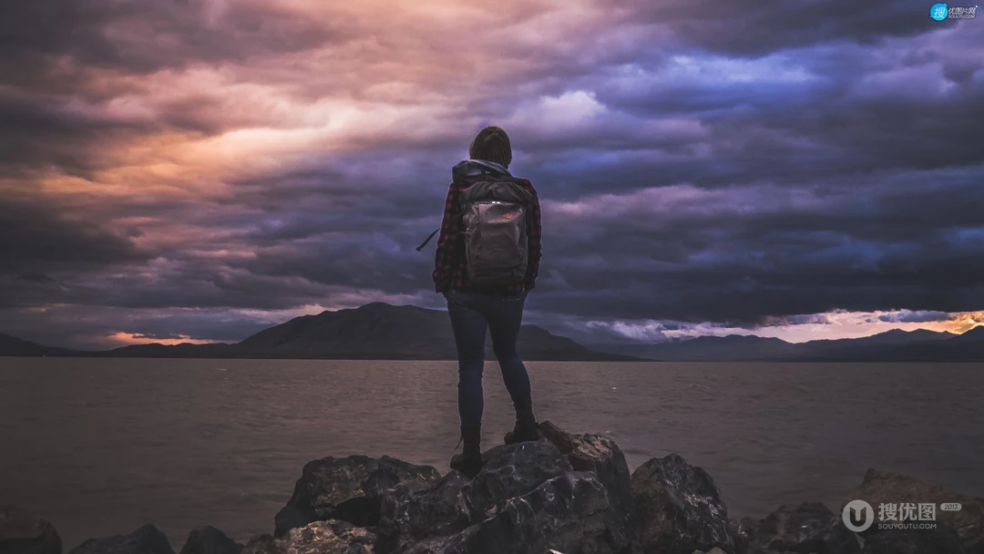 站在海边礁石上的欧美女人背影 旅行、远行、背包客、唯美壁纸图片