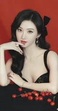 景甜气质复古黑色肩带装在红色背景墙前端庄优雅写真图片