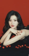 景甜气质复古黑色肩带装在红色背景墙前端庄优雅写真图片