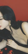 景甜气质复古黑色肩带装在红色背景墙前端庄优雅写真图片