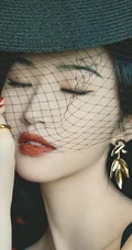 景甜气质复古黑色肩带装在红色背景墙前端庄优雅写真图片