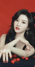 景甜气质复古黑色肩带装在红色背景墙前端庄优雅写真图片
