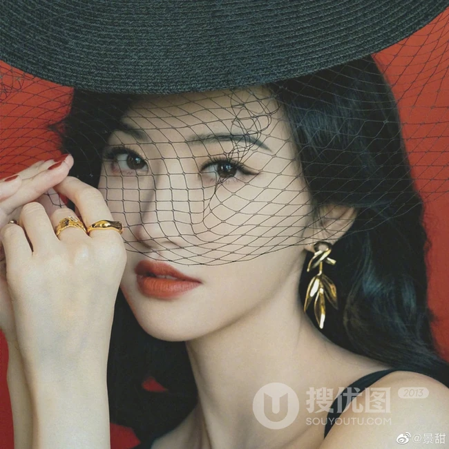 景甜气质复古黑色肩带装在红色背景墙前端庄优雅写真图片