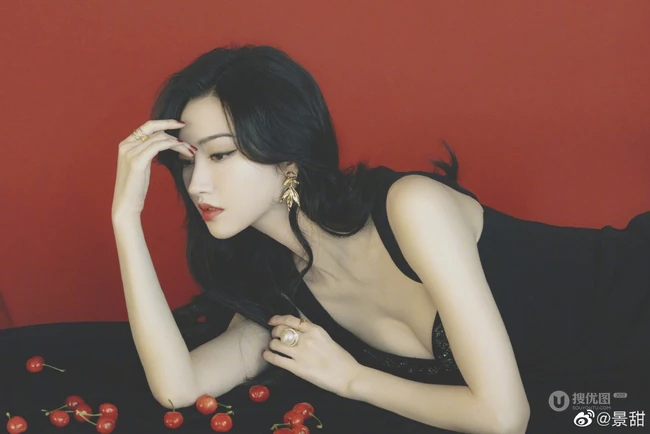 景甜气质复古黑色肩带装在红色背景墙前端庄优雅写真图片