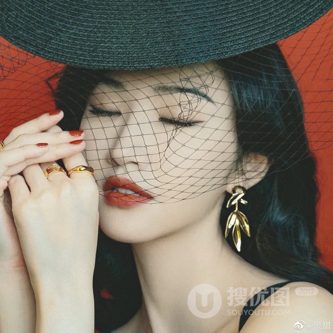 景甜气质复古黑色肩带装在红色背景墙前端庄优雅写真图片