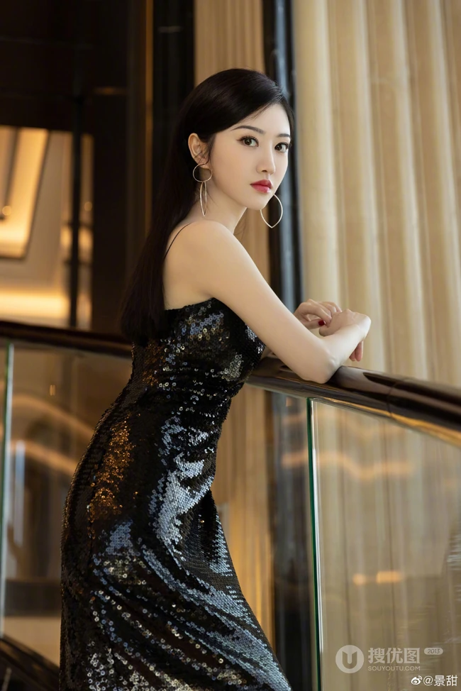 景甜气质黑色肩带连衣裙居家镜子前神秘感十足优雅图片