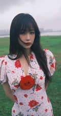 虞书欣在雾气袅绕的微光森林中 身着玫瑰花长裙安静优雅写真图片