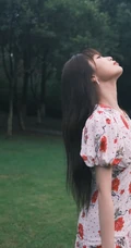 虞书欣在雾气袅绕的微光森林中 身着玫瑰花长裙安静优雅写真图片