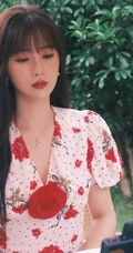 虞书欣在雾气袅绕的微光森林中 身着玫瑰花长裙安静优雅写真图片
