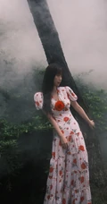 虞书欣在雾气袅绕的微光森林中 身着玫瑰花长裙安静优雅写真图片