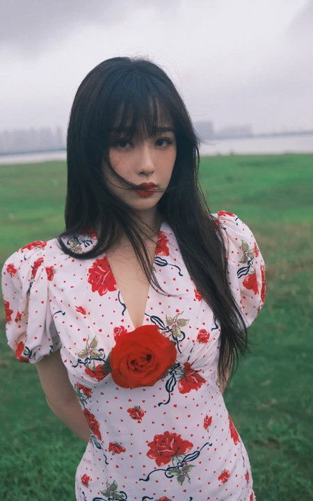 虞书欣在雾气袅绕的微光森林中 身着玫瑰花长裙安静优雅写真图片