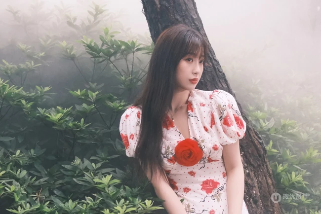 虞书欣在雾气袅绕的微光森林中 身着玫瑰花长裙安静优雅写真图片