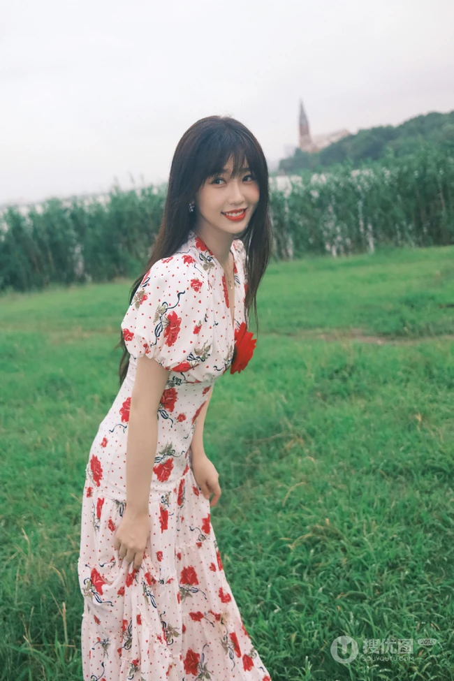 虞书欣在雾气袅绕的微光森林中 身着玫瑰花长裙安静优雅写真图片
