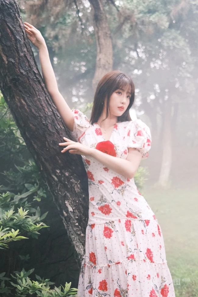 虞书欣在雾气袅绕的微光森林中 身着玫瑰花长裙安静优雅写真图片