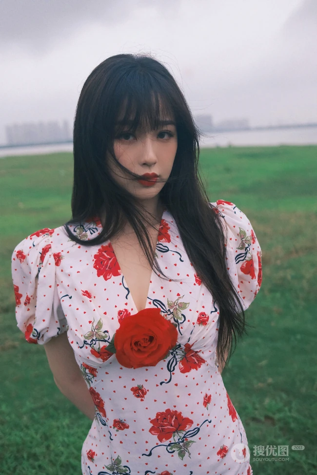 虞书欣在雾气袅绕的微光森林中 身着玫瑰花长裙安静优雅写真图片