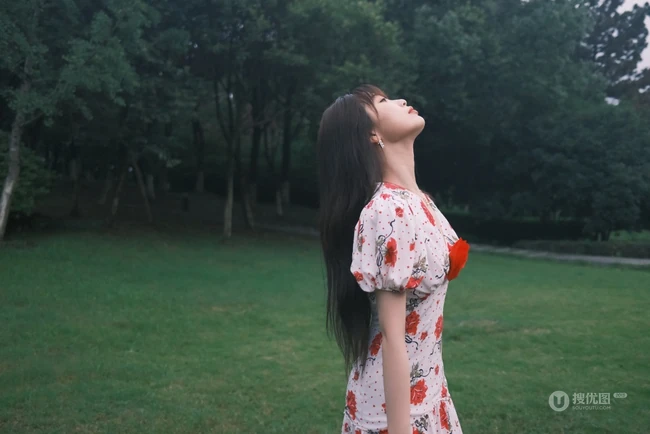 虞书欣在雾气袅绕的微光森林中 身着玫瑰花长裙安静优雅写真图片