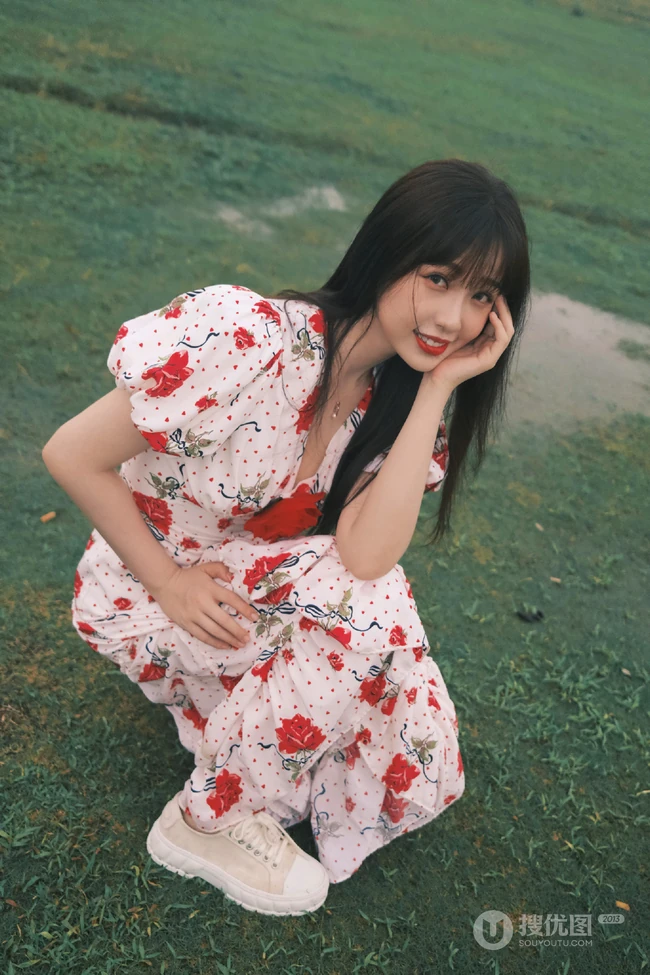 虞书欣在雾气袅绕的微光森林中 身着玫瑰花长裙安静优雅写真图片