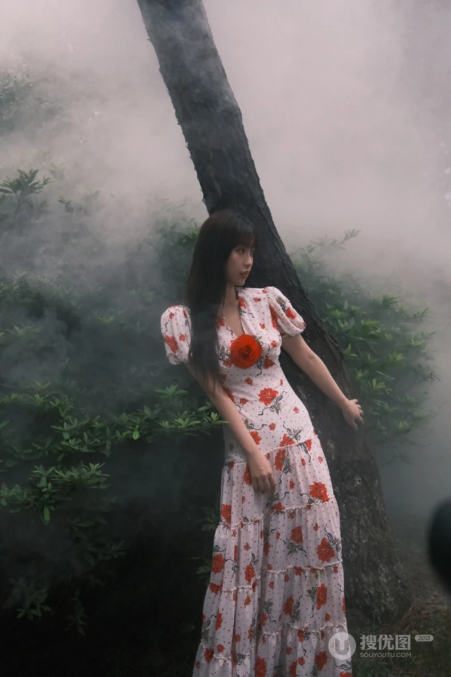 虞书欣在雾气袅绕的微光森林中 身着玫瑰花长裙安静优雅写真图片