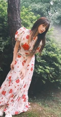 虞书欣在雾气袅绕的微光森林中 身着玫瑰花长裙安静优雅写真图片